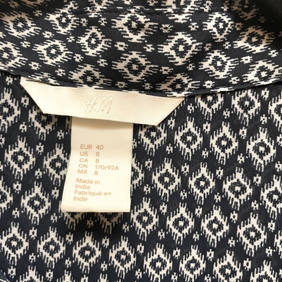 🦋 2 / $27. 🦋 H&M Size 8 collared, button down sleeveless navy and cream shirt. - Picture 3 of 6